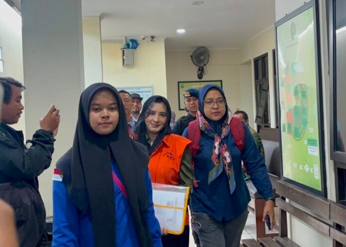 Bupati non aktif Kabupaten Pekalongan, Fadia Arafiq (rompi oranye) saat di Pengadilan Tipikor Semarang,