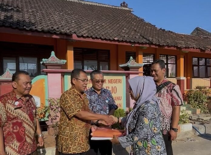 Kepala Dinas Pendidikan Provinsi Jawa Tengah, Sadimin ketika meninjau SDN Tanggirejo Grobogan