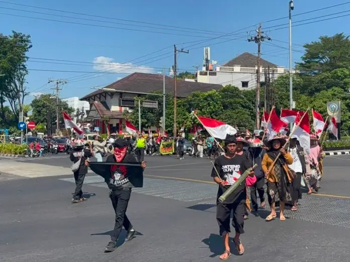 Aksi pemukulan kentongan sebagai alarm tanda bahaya bagi rakyat Jawa Tengah (Jateng) oleh aliansi Jateng Guyub di Semarang,