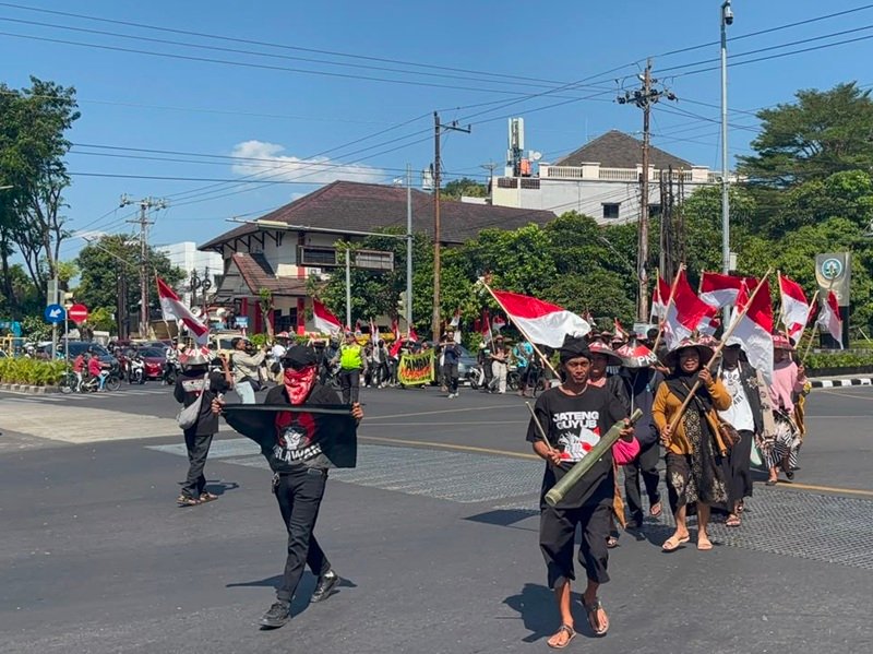 Aksi pemukulan kentongan sebagai alarm tanda bahaya bagi rakyat Jawa Tengah (Jateng) oleh aliansi Jateng Guyub di Semarang, Jumat (24/7/2026) Aksi pemukulan kentongan sebagai alarm tanda bahaya bagi rakyat Jawa Tengah (Jateng) oleh aliansi Jateng Guyub di Semarang,