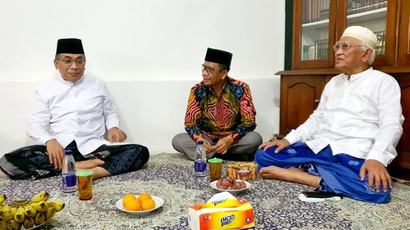 KH Yahya Cholil Staquf (kiri) KH Yahya Cholil Staquf (kiri)
