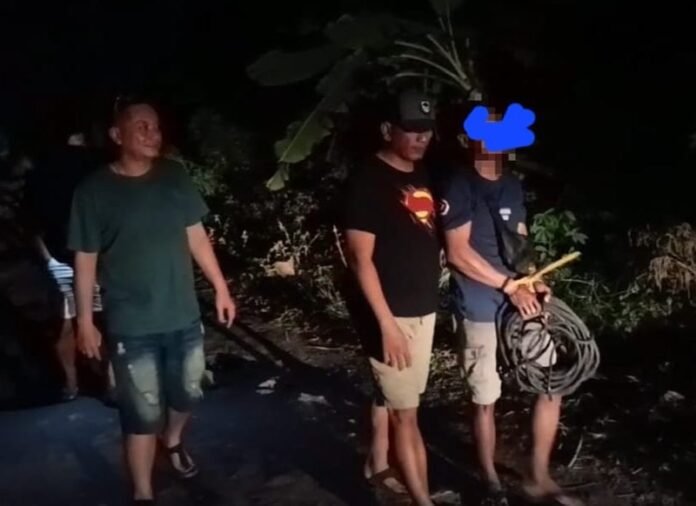 Polisi ketika amankan pencuri (Foto:ist)
