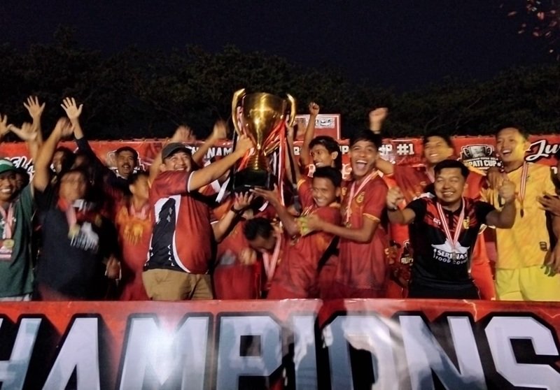 Bupati Karanganyar Rober Christanto ketika berikan trofi juara tim Garuda Serenan Klaten Bupati Karanganyar Rober Christanto ketika berikan trofi juara tim Garuda Serenan Klaten