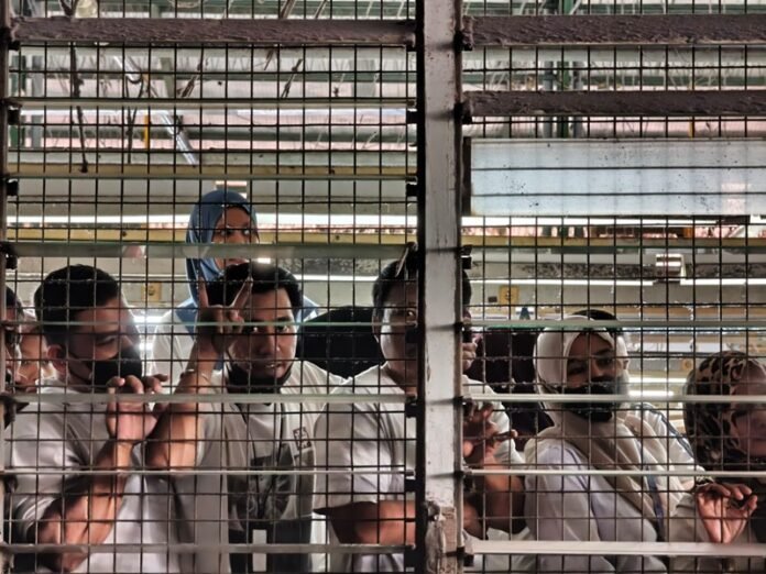 Potret pekerja PT Victoria Apparel, Kota Semarang saat dikunjungi Penasihat Khusus Presiden Bidang Ketenagakerjaan dan Kesejahteraan Buruh, Said Iqbal