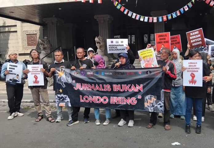 Para Jurnalis se Solo Raya menggelar aksi di depan Monumen Pers Nasional.