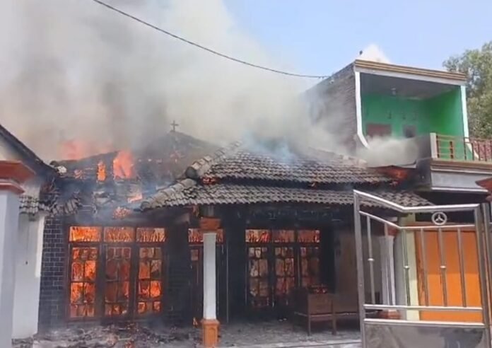 Rumah warga yang terbakar