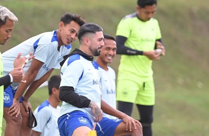 Jonathan Bustos ketika latihan bersama tim