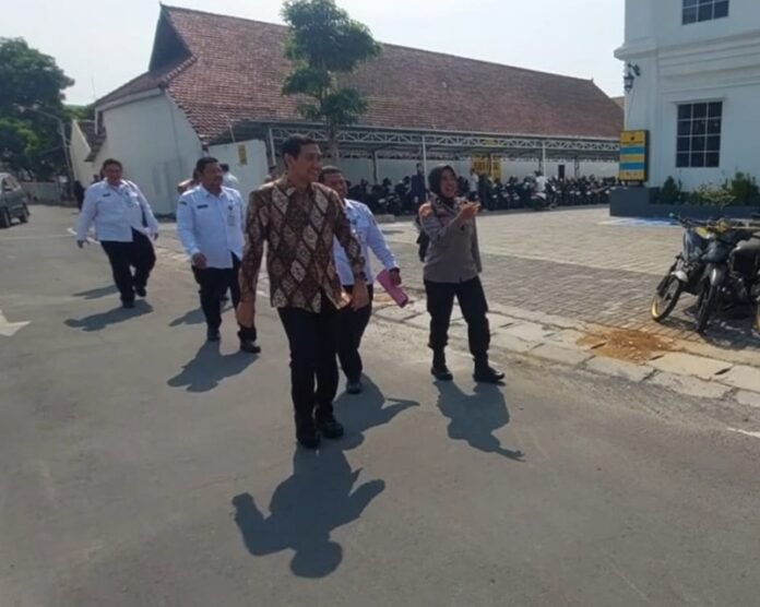 Plt Bupati Sukoharjo saat tiba di Mapolresta Surakarta.