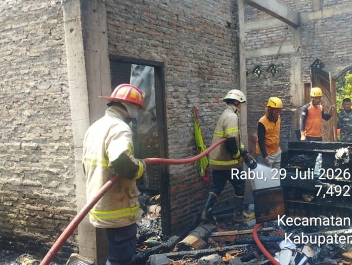 BPBD Karanganyar melakukan pemadaman rumah milik Sagiarto.