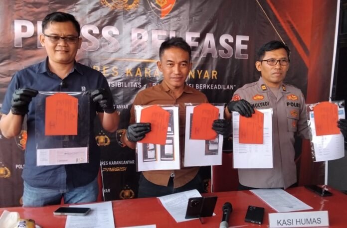 Kasat Reskrim Polres Karanfanyar AKP Wikan Sri Kadiyono (tengah) ketika gelar kasus
