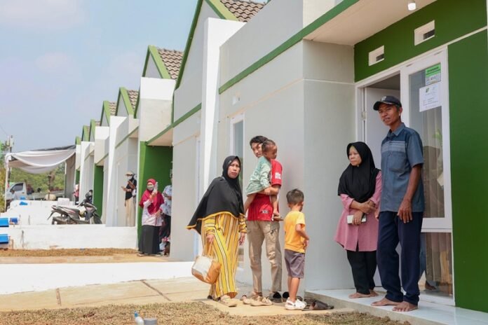 Warga yang menempati Perumahan Puri Delta City Side, Kabupaten Batang,