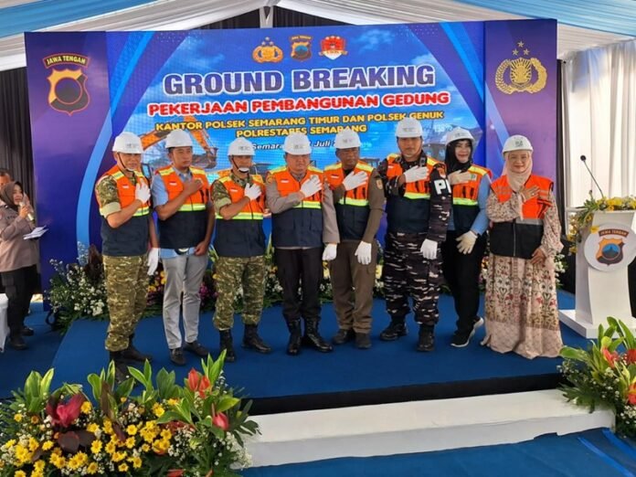 Direktur PT Powerindo Karya Perkasa, Dyah Rositasari (kanan) dan Kapolrestabes Semarang Kombes Pol Heri Wahyudi ketika groundbreaking pembangunan Gedung Polsek Semarang Timur