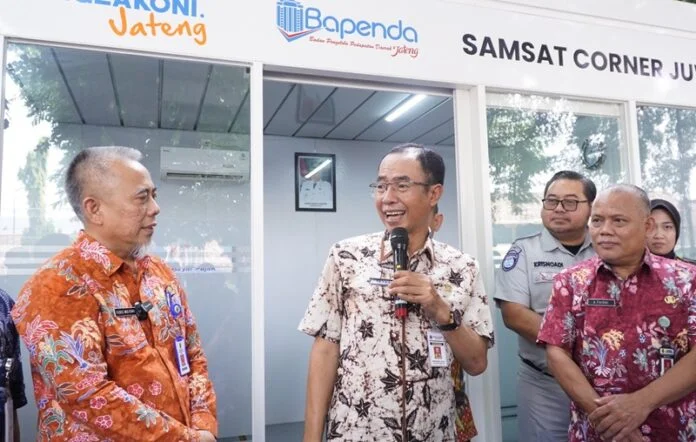 Kepala Bapenda Provinsi Jawa Tengah, Muhamad Masrofi ketika resmikan Samsat Corner Juwana dan Samkeldes di Kab Pati