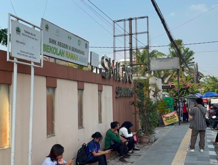 Suasana SMK Negeri 6 Kota Semarang tampak depan setelah terjadi insiden keracunan massal, Jumat (31/7/2026). (Foto: Kamal)