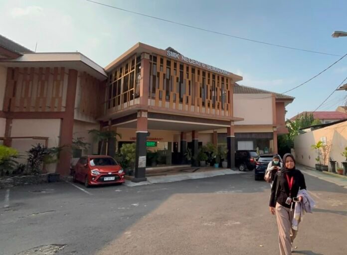 Suasana SMKN 6 Semarang setelah terjadinya dugaan keracuanan karena Makan Bergizi Gratis (MBG)