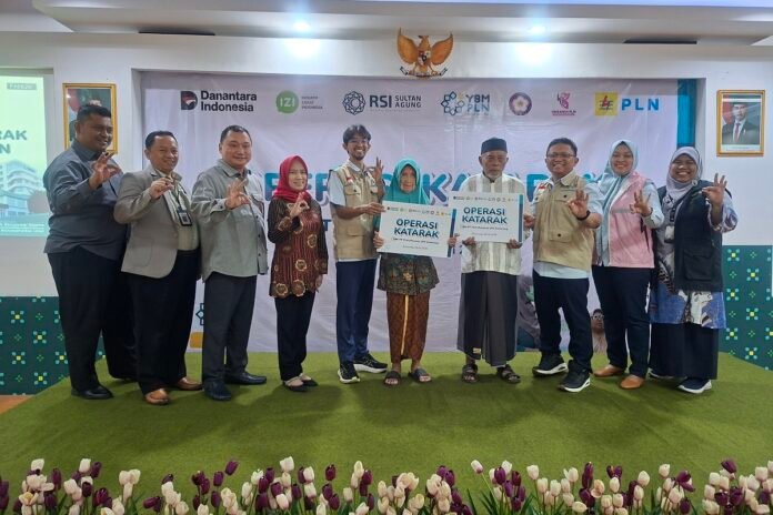 Perwakilan penerima manfaat operasi katarak foto bersama dengan pimpinan PLN Up3 Semarang, RSI Sultan Agung Semarang, IZI Jateng dan lainnya