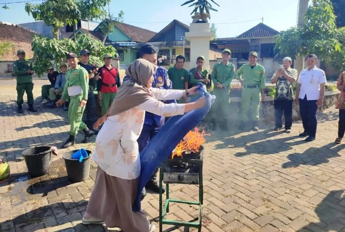 Peserta pelatihan mitigasi kebakaran di Kelurahan Jatirejo mempraktikkan teknik memadamkan api menggunakan kain basah saat simulasi yang dipandu petugas Dinas Pemadam Kebakaran Kota Semarang