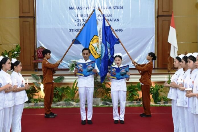 Ucap Janji Mahasiswa Keperawatan di Auditorium Kampus STIKes Elisabeth Semarang, Jalan Kawi No. 11, Wonotingal, Kecamatan Candisari, Kota Semarang.