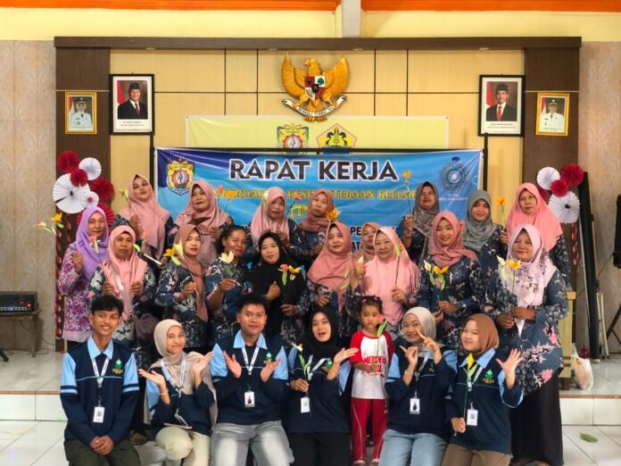 pembuatan bunga hias dari kulit jagung kkn uin ws