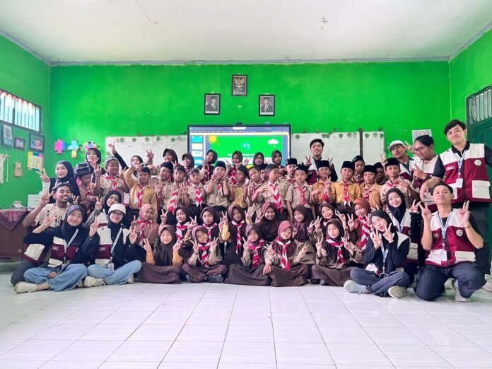 KKN UIN WS edukasi PBHS dan tanam pohon