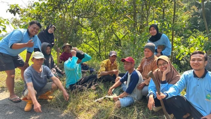 KKN UIN WS bersih lingkungan