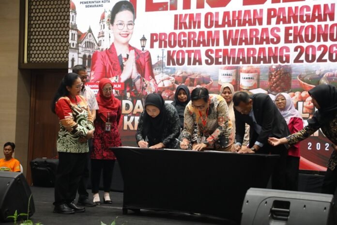 Penandatanganan kerjasama dalam acara Temu Bisnis IKM Olahan Pangan Program Waras Ekonomi antara Alfamart dan Pemkot Semarang
