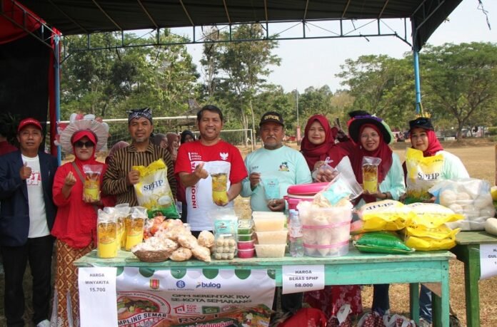 Camat Gunungpati saat foto bersama dengan Lurah Jatirejo, Ketua KKMP Jatirejo bersama TP PKK Jatirejo dalam acara Gerakan Pangan Murah