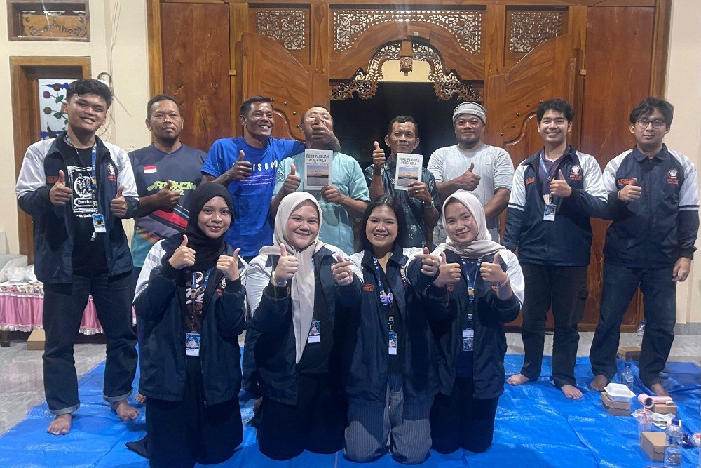 Cover Mahasiswa KKN Reguler Tim II Tahun Akademik 2025/2026 Universitas Diponegoro mengenalkan konsep Omotenashi sebagai pendekatan pelayanan kepada Kelompok Sadar Wisata (Pokdarwis) Desa Wisata Bulu Serang, Desa Wonoharjo, Kecamatan Kemusu, Kabupaten Boyolali. (Foto : Dok KKN)
