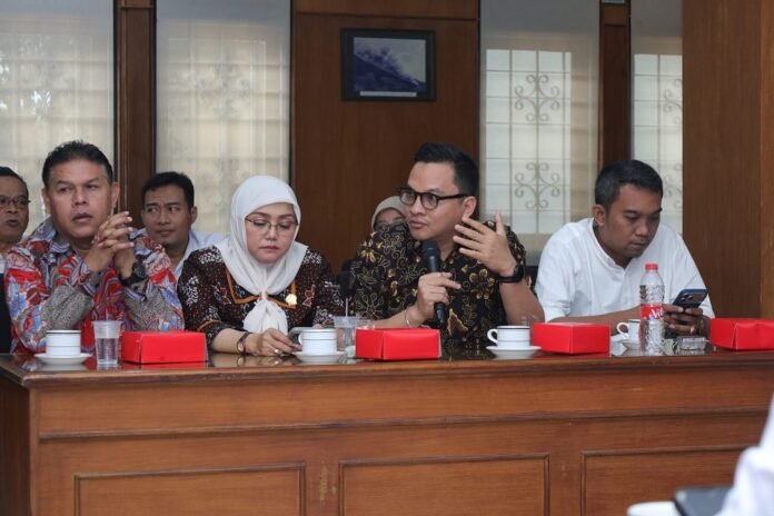Komisi E DPRD Provinsi Jateng berdiskusi soal perlindungan pekerja informal di Kantor Disperinaker Kabupaten Magelang, belum lama ini