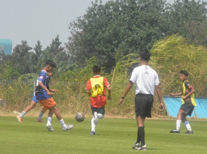 Para pemain muda ketika mengikuti seleksi EPA Java United FC di Lapangan POJ City Semarang Sabtu (29/8/2026)