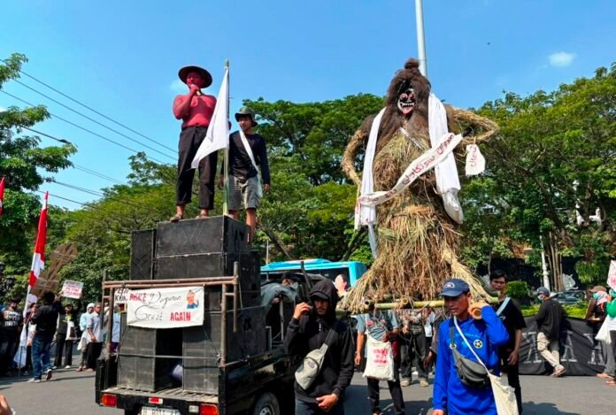 Ratusan petani asal Dayunan, Desa Pasarean, Kecamatan Sukorejo, Kabupaten Kendal menggelar aksi unjuk rasa di depan Markas Kepolisian Daerah (Mapolda) Jawa Tengah, Senin (3/8/2026) siang.