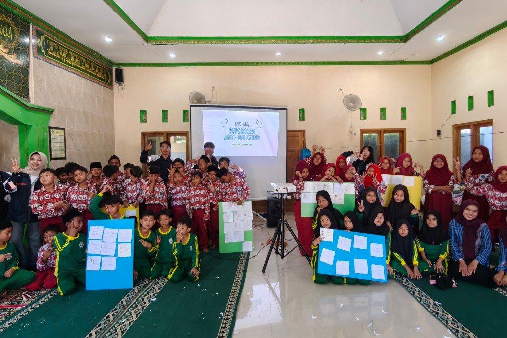 Dokumentasi Bersama Kegiatan Sosmas Omoiyari Sosialisasi membangun pemahaman siswa – siswi kelas 4, 5, dan 6 MI Desa Becak tentang Filosofi Omoiyari yang dipresentasikan oleh mahasiswa Bahasa dan Kebudayaan Jepang.