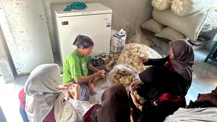 KKN UIN gelar UMKM Kerupuk Selekepek