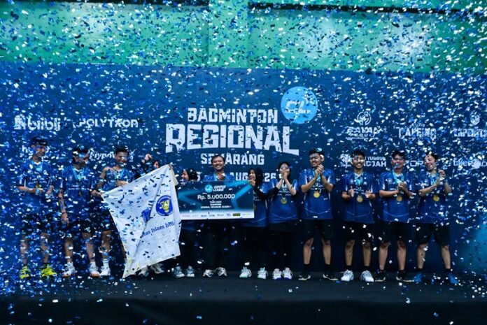 Tim Universitas Islam Indonesia (UII) ketika selebrasi juara beregu Campus League Badminton Regional Semarang 2026 di Polytron Stadium Semarang