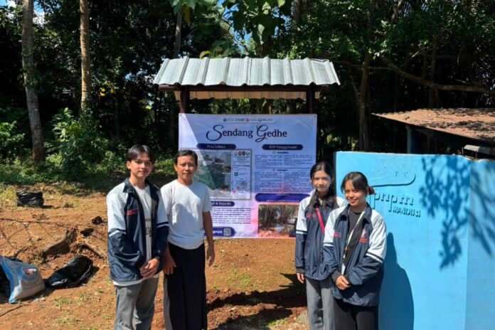 Mahasiswa Kuliah Kerja Nyata Universitas Diponegoro (KKN UNDIP) melaksanakan program penyusunan Standar Operasional Prosedur (SOP) dan Pedoman Pemanfaatan Kawasan Sendang RT 03 RW 05 Kelurahan Mijen. (Foto : Dok KKN)