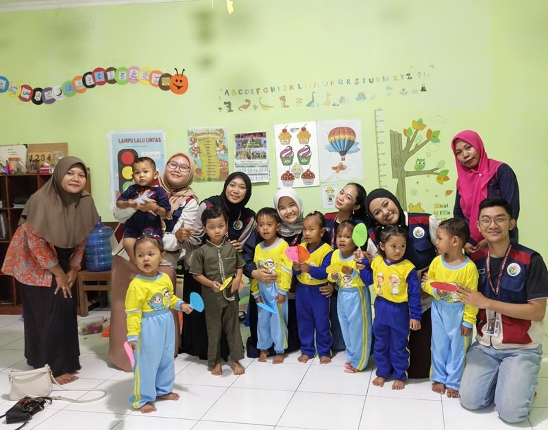 Mahasiswa KKN UPGRIS ketika pembelajaran PAUD Mutiara Bunda di Demak Mahasiswa KKN UPGRIS ketika pembelajaran PAUD Mutiara Bunda di Demak