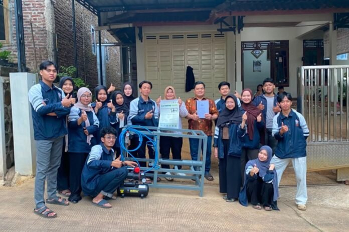 Mahasiswa Kuliah Kerja Nyata Tematik (KKN-T) Tim 128 Universitas Diponegoro secara resmi menyerahkan dan mengimplementasikan inovasi teknologi tepat guna berupa mesin pemotong singkong otomatis. (Foto : Dok Mahasiswa KKN UNDIP)