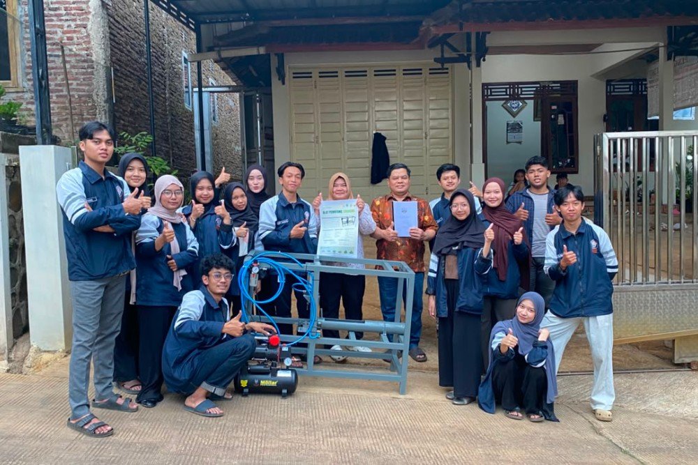 KKN UNDIP Mahasiswa Kuliah Kerja Nyata Tematik (KKN-T) Tim 128 Universitas Diponegoro secara resmi menyerahkan dan mengimplementasikan inovasi teknologi tepat guna berupa mesin pemotong singkong otomatis. (Foto : Dok Mahasiswa KKN UNDIP)