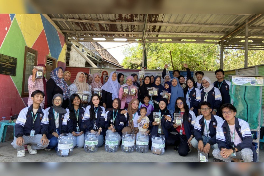 UNDIP Mahasiswa Kuliah Kerja Nyata (KKN) Tematik Tim 124 Universitas Diponegoro menggelar sosialisasi budidaya maggot Black Soldier Fly (BSF) di Kelurahan Meteseh, Kecamatan Tembalang, Kota Semarang, Jumat (24/7/2026). (Foto : Mahasiswa KKN UNDIP)