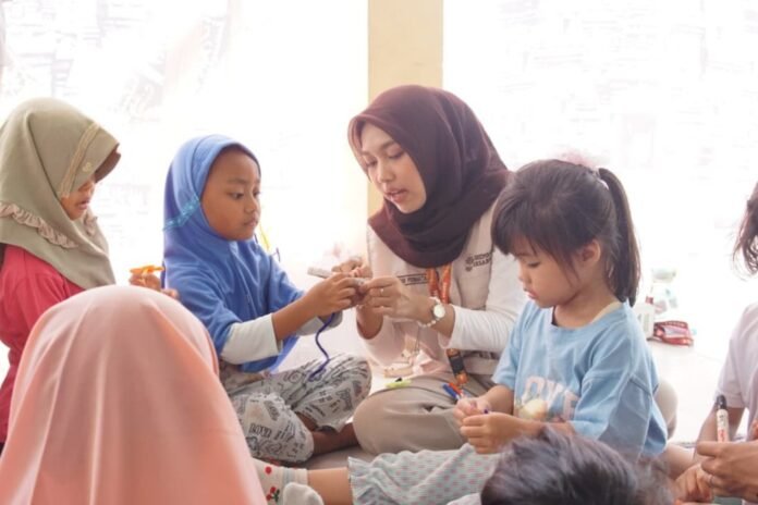PPK Ormawa SGL PGSD Universitas Negeri Semarang (UNNES) kembali menghadirkan kegiatan pemberdayaan masyarakat melalui program NGREMBAKA AKSARA di Kelurahan Podorejo. (Foto : Dokumen)