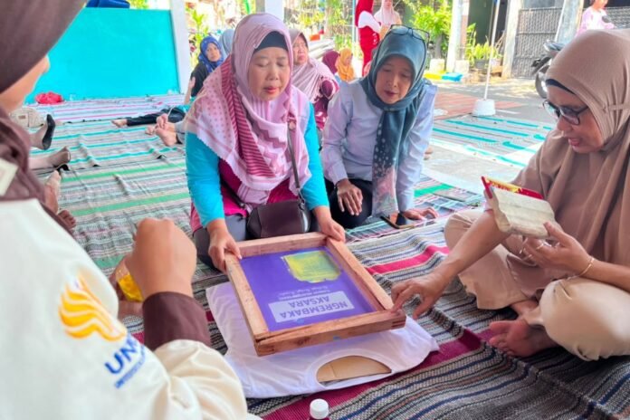 PPK Ormawa SGL PGSD Universitas Negeri Semarang (UNNES) kembali menghadirkan pembelajaran kreatif bagi anak-anak Kelurahan Podorejo melalui Pojok Literasi Tunas Ngrembaka. (Foto : Dokumen)