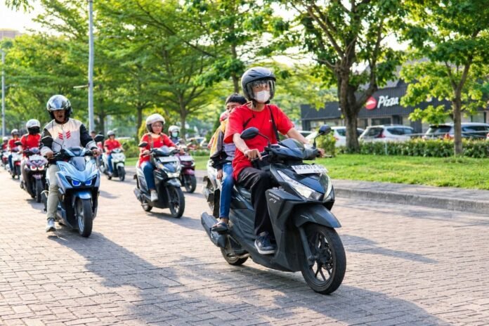 Touring yang dilakukan oleh Dealer Cahaya Sakti Motor Karanganyar bersama konsumen loyal Honda Vario series menuju ke Sentra Niaga Solo Baru untuk menyaksikan Regional Public Launching New Honda Vario Evo 160. (Foto : Dok Honda)