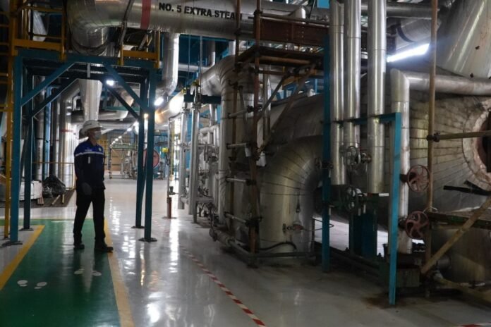 Petugas PLN UIK Tanjung Jati B memeriksa sistem perpipaan uap dan peralatan pendukung turbin Unit 2 PLTU Tanjung Jati B. Pemeriksaan menjadi bagian dari turbine inspection untuk memastikan aliran uap, fungsi peralatan, dan kesiapan operasi pembangkit tetap terjaga secara aman dan andal.