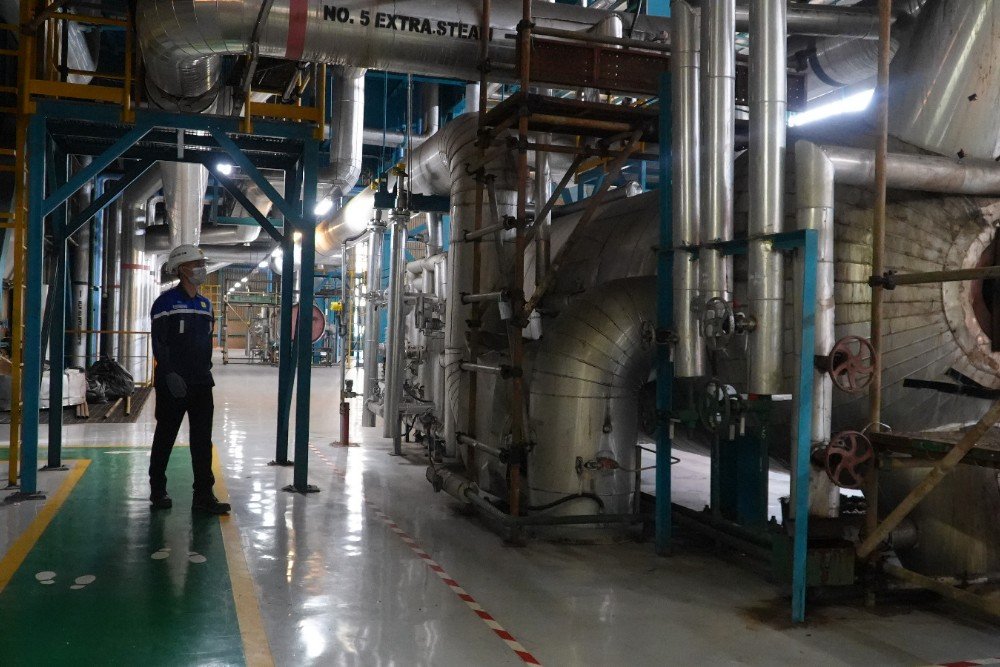 PLN TANJUNG JATI Petugas PLN UIK Tanjung Jati B memeriksa sistem perpipaan uap dan peralatan pendukung turbin Unit 2 PLTU Tanjung Jati B. Pemeriksaan menjadi bagian dari turbine inspection untuk memastikan aliran uap, fungsi peralatan, dan kesiapan operasi pembangkit tetap terjaga secara aman dan andal.