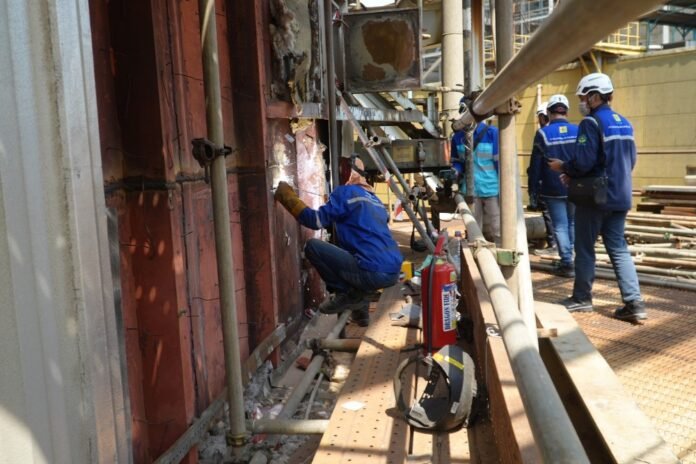 Petugas melakukan pengelasan dan perbaikan pelat pada area Air Heater Unit 2 PLTU Tanjung Jati B dengan pengawasan serta perlengkapan keselamatan kerja. Pekerjaan ini bertujuan menjaga integritas peralatan dan kelancaran aliran udara pembakaran guna mendukung efisiensi serta keandalan operasi pembangkit.