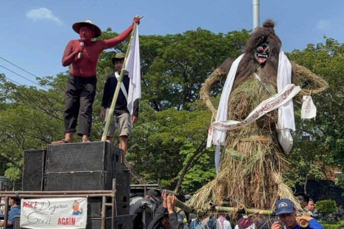 Demo petani Dayunan Kendal di depan Mapolda Jawa Tengah, Senin (3/8/2026). (Foto: Kamal)