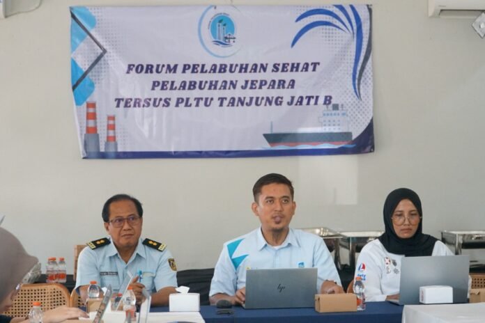 Kepala Wilayah Kerja Balai Karantina Kesehatan Jepara, Nana Sumarna, S.KM., M.PH., Manager Sub Bidang Jetty & Coal Handling Facility PLN UIK Tanjung Jati B, Nugroho Adi, dan Penilik Kelaiklautan Kapal Kantor Unit Penyelenggara Pelabuhan Kelas II Jepara, Ana Supriati, mengikuti sesi diskusi dalam kegiatan Verifikasi Pelabuhan Sehat Tersus PLTU Tanjung Jati B di De Anglo, Kelurahan Demaan, Kecamatan Jepara, Kabupaten Jepara, Selasa (29/7/2026). (Foto : Dok PLN)