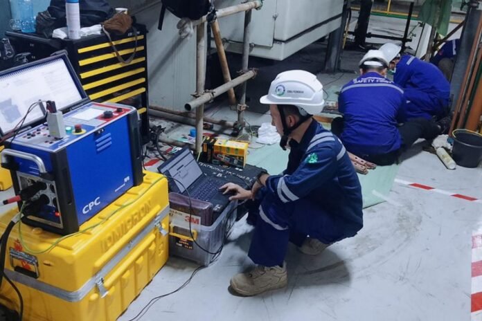 Tim teknis mengoperasikan perangkat pengujian untuk merekam dan menganalisis parameter kelistrikan generator Unit 2 PLTU Tanjung Jati B. Data hasil diagnostic test digunakan sebagai dasar evaluasi kondisi peralatan dan penentuan tindakan pemeliharaan guna menjaga keandalan generator saat unit kembali beroperasi.