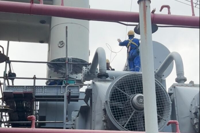 Foto ilustrasi: Petugas memandu proses pengangkatan low voltage bushing dalam pekerjaan penggantian komponen transformator Unit 1 PLTU Tanjung Jati B. Komponen tersebut berfungsi sebagai jalur penghubung konduktor yang terisolasi pada sisi tegangan rendah transformator, sehingga pemeliharaannya penting untuk menjaga keamanan dan keandalan penyaluran daya listrik.