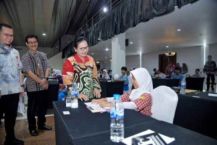 Wali Kota Semarang, Agustina Wilujeng, saat memberikan sambutan sekaligus membuka secara resmi Babak Penyisihan Lomba SiNARAN (Sains Anak Kota Semarang) Tahun 2026 di Ballroom Balairung Astina, UTC Hotel, Selasa (4/8/2026). (Foto : Dok Pemkot Semarang)